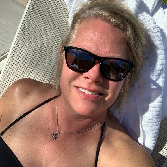 Meet your Posher, Sandra - Picture 2 of 2